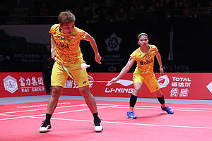 Greysia Polii/Apriyni Rahayu menghadang serangan lawan.