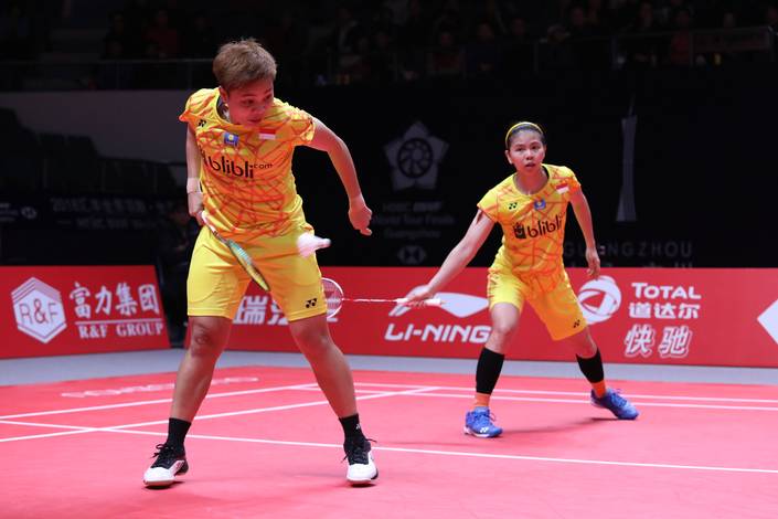 Greysia Polii/Apriyni Rahayu menghadang serangan lawan.