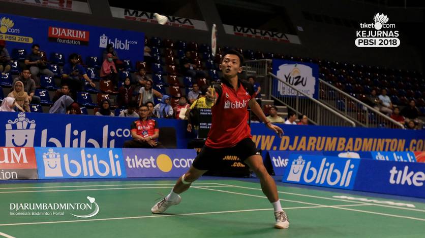 Ihsan Maulana Mustofa (PB Djarum Kudus) mengembalikan shuttlecock.