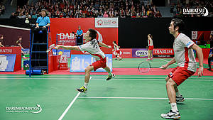 Hiroyuki Endo/Yuta Watanabe (Jepang) mengembalikan shuttlecock.