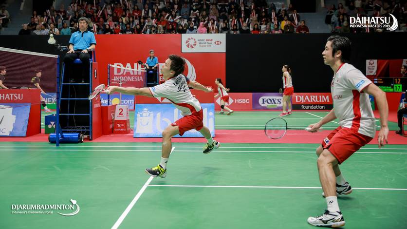 Hiroyuki Endo/Yuta Watanabe (Jepang) mengembalikan shuttlecock.