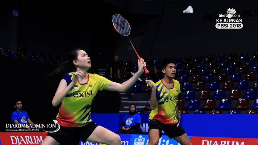 Yeremia Erich Yotje Yacob Rambitan/Angelica Wiratama (Exist) bersiap menyambut pengembalian.