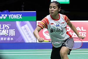 Gregoria Mariska Tunjung (Indonesia) bersiap menghadang pengembalian.