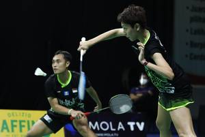 Hafiz Faizal/Gloria Emanuelle Widjaja menghadang serangan.