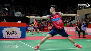 Lee Zii Jia (Malaysia) menyambut pengembalian.