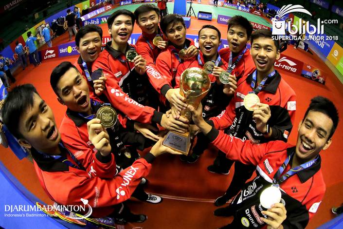 Tim beregu putra U-19 PB Djarum Kudus memamerkan medali emas dan piala Liem Swie King.