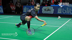 Dinar Dyah Ayustine (PB Djarum Kudus) menyambut pengembalian.