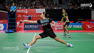 Alfian Eko Prasetya/Marsheilla Gischa Islami (Indonesia) mengembalikan shuttlecock.