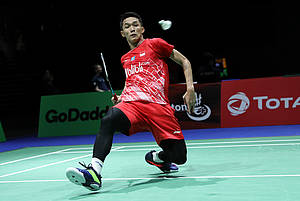 Jonatan Christie (Indonesia) menghadang serangan.