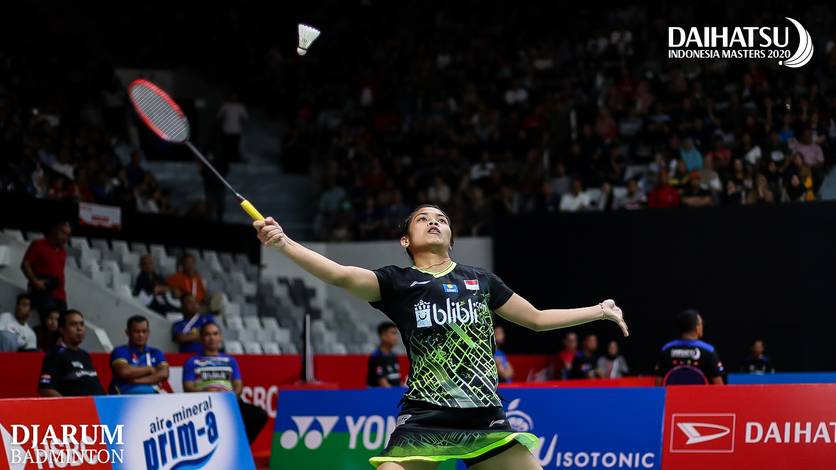 Gregoria Mariska Tunjung (Indonesia) menyambut pengembalian.