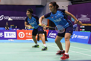 Nita Violina Marwah/Putri Syaikah (Indonesia) bersiap menghadang serangan.