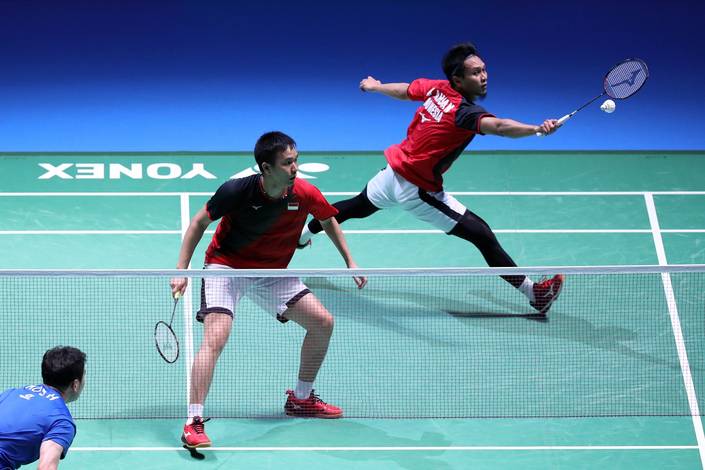 Hendra Setiawan/Mohammad Ahsan (Indonesia) mengembalikan shuttlecock.