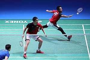 Hendra Setiawan/Mohammad Ahsan (Indonesia) mengembalikan shuttlecock.