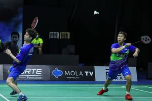 Kevin Sanjaya Sukamuljo/Marcus Fernaldi Gideon (Tim Harimau) bersiap menyambut pengembalian.