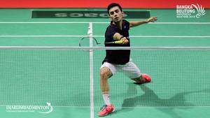 Lakshya Sen (India) mengembalikan shuttlecock.