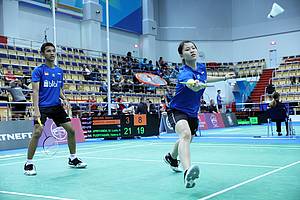 M. Lucky Andres Apriyanda/Helena Ayu Puspitasari (Indonesia) menyambut pengembalian.