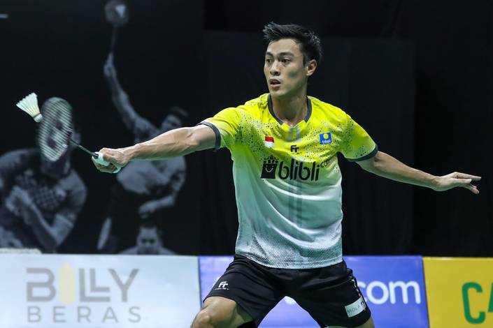 Shesar Hiren Rhustavito mengembalikan shuttlecock.