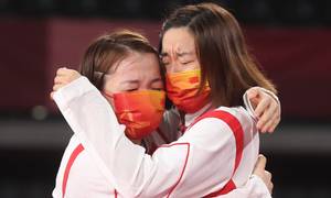 Ganda putri Tiongkok, Chen Qing Chen/Jia Yifan saat menangis di podium. (Foto: BADMINTONPHOTO - Yves Lacroix)