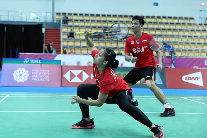 Daniel Marthin/Indah Cahya Sari Jamil (Indonesia) bersiap menghadang serangan.