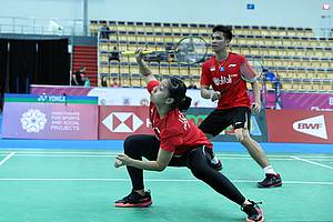 Daniel Marthin/Indah Cahya Sari Jamil (Indonesia) bersiap menghadang serangan.