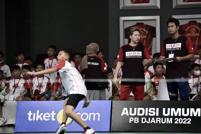 Liliyana Natsir & Tontowi Ahmad memantau para atlet muda yang mengikuti Audisi Umum PB Djarum 2022 (PB Djarum)