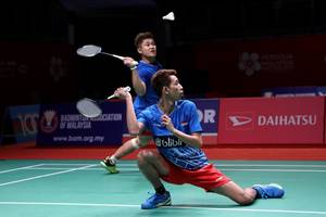 Wahyu Nayaka Arya Pankaryanira/Ade Yusuf Santoso (Indonesia) bersiap menghadang serangan.