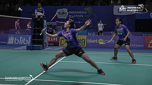 Siti Fadia Silva Ramadhanti/Ribka Sugiarto (Indonesia) menyambut pengembalian.