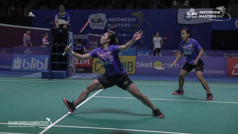 Siti Fadia Silva Ramadhanti/Ribka Sugiarto (Indonesia) menyambut pengembalian.