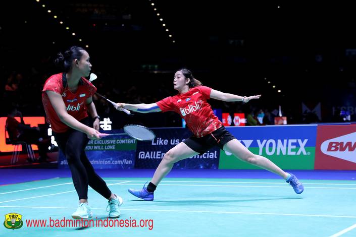 Della Destiara Haris/Tania Oktaviani Kusumah (Indonesia) bwehasil menggapai pengembalian.