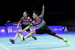 Hafiz Faizal/Gloria Emanuelle Widjaja (Indonesia) berusaha menggapai pengembalian.