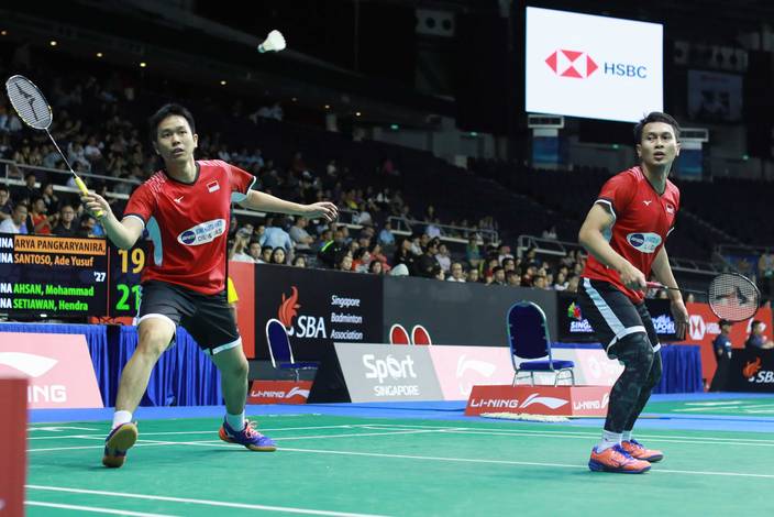 Hendra Setiawan/Mohammad Ahsan (Indonesia) bersiap menyambut pengembalian.