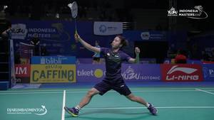 Yeo Jia Min (Singapura) mengembalikan shuttlecock.