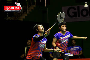 Nita Violina Marwah/Putri Syaikah mengembalikan shuttlecock.