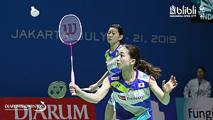 Misaki Matsutomo/Ayaka Takahashi (Jepang) mengembalikan shuttlecock.