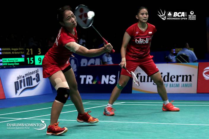 Anggia Shitta Awanda/Ni Ketut Mahadewi Istarani menghadang serangan.