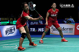 Anggia Shitta Awanda/Ni Ketut Mahadewi Istarani menghadang serangan.