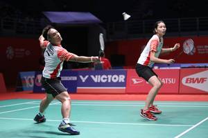 Hafiz Faizal/Gloria Emanuelle Widjaja (Indonesia) mengembalikan shuttlecock.