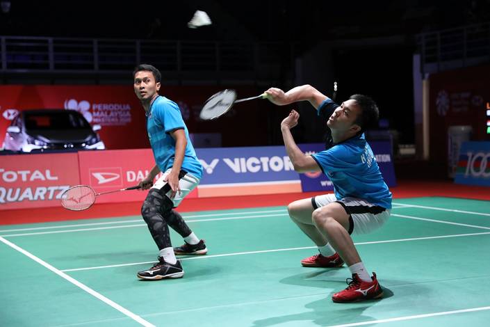 Hendra Setiawan/Mohammad Ahsan (Indonesia) mengembalikan shuttlecock.