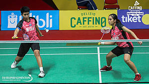 Nita Violina Marwah/Putri Syaikah (Indonesia) menghadang serangan.