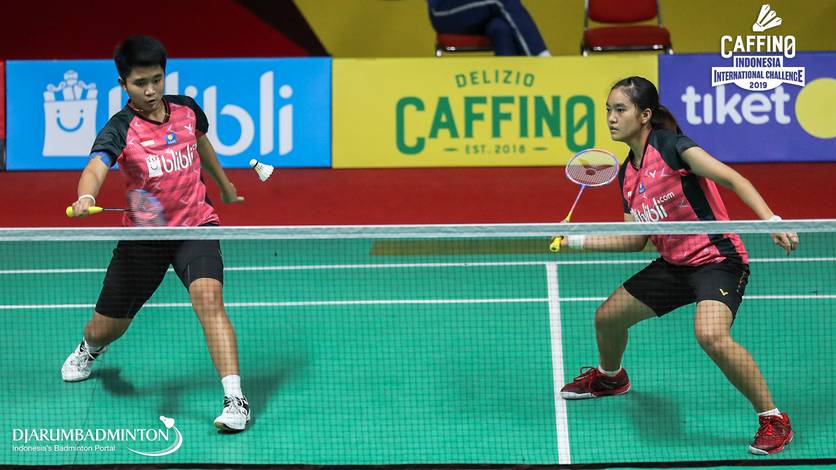 Nita Violina Marwah/Putri Syaikah (Indonesia) menghadang serangan.