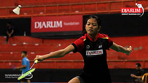 Nandini Putri Arumni (PB Djarum Kudus) mengembalikan shuttlecock.