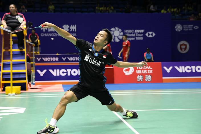 Anthony Sinisuka Ginting mengembalikan shuttlecock.