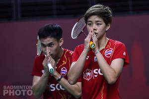 Ganda campuran Thailand, Dechapol Puavaranukroh/Sapsiree Taerattanachai memberikan salam penghormatan usai bertanding. (Copyright: Badmintonphoto | Courtesy of BWF)