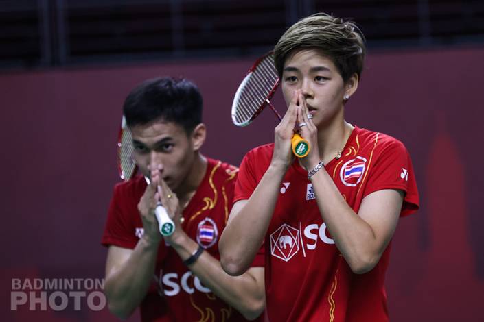 Ganda campuran Thailand, Dechapol Puavaranukroh/Sapsiree Taerattanachai memberikan salam penghormatan usai bertanding. (Copyright: Badmintonphoto | Courtesy of BWF)
