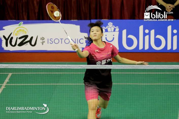 Chien Tzu Huang (Keelung High School Chinese Taipei) bersiap menyambar pengembalian.