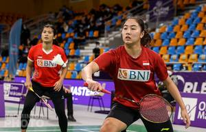 Febby Valencia Dwijayanti Gani/Yulfira Barkah (Indonesia) menyambut pengembalian. (Copyright: Badmintonphoto | Courtesy of BWF)