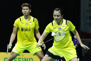 Praveen Jordan/Melati Daeva Oktavianti mengembalikan shuttlecock.