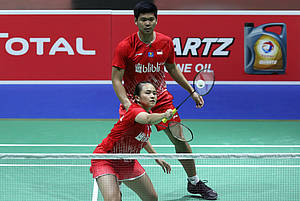 Praveen Jordan/Melati Daeva Oktavianti (Indonesia) mengembalikan shuttlecock.