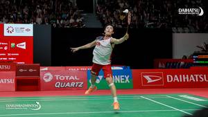 Kento Momota (Jepang) menghadang pengembalian.