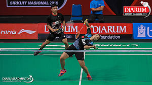 Ferdian Mahardika/Anggia Shitta Awanda (PB Jaya Raya) mengembalikan shuttlecock.